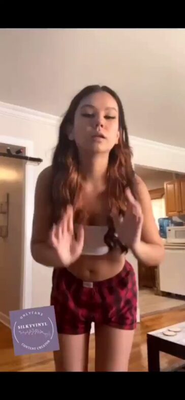 Hiphoper girl is naked