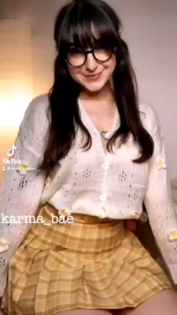 Nerd girl vs Sexy girl – Naked Challenge