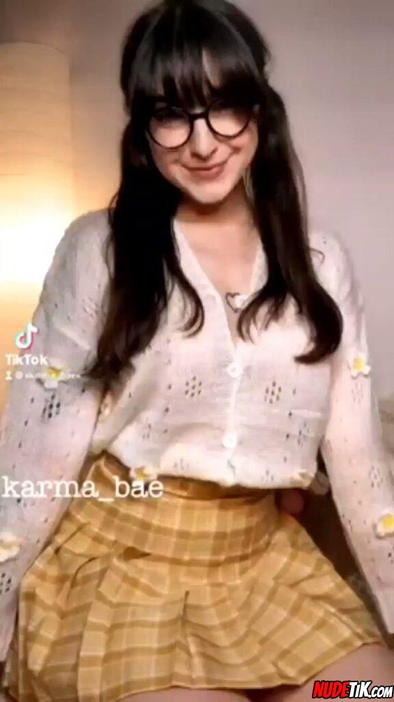 Nerd girl vs Sexy girl – Naked Challenge