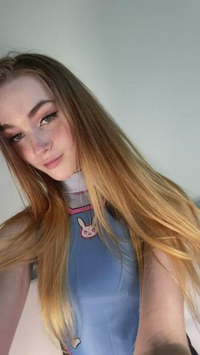 Amateur Gamer Girl Shows Pink Pretty Pussy Lips