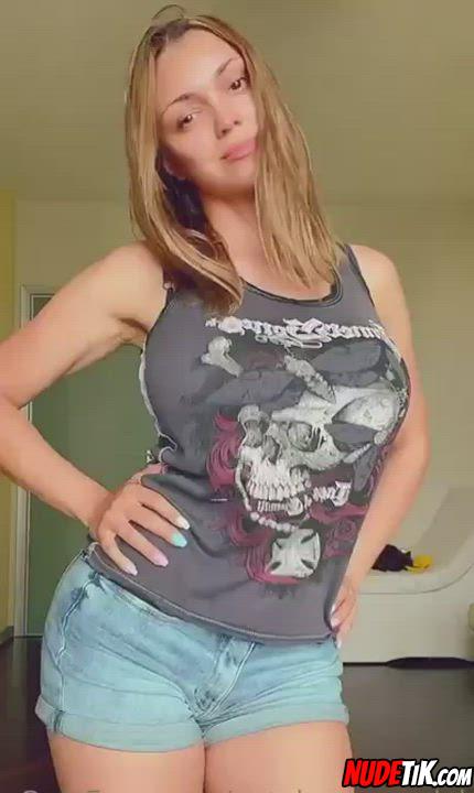 Big Ass – Big Nipples – Big Tits – Everything a girl needs :-D